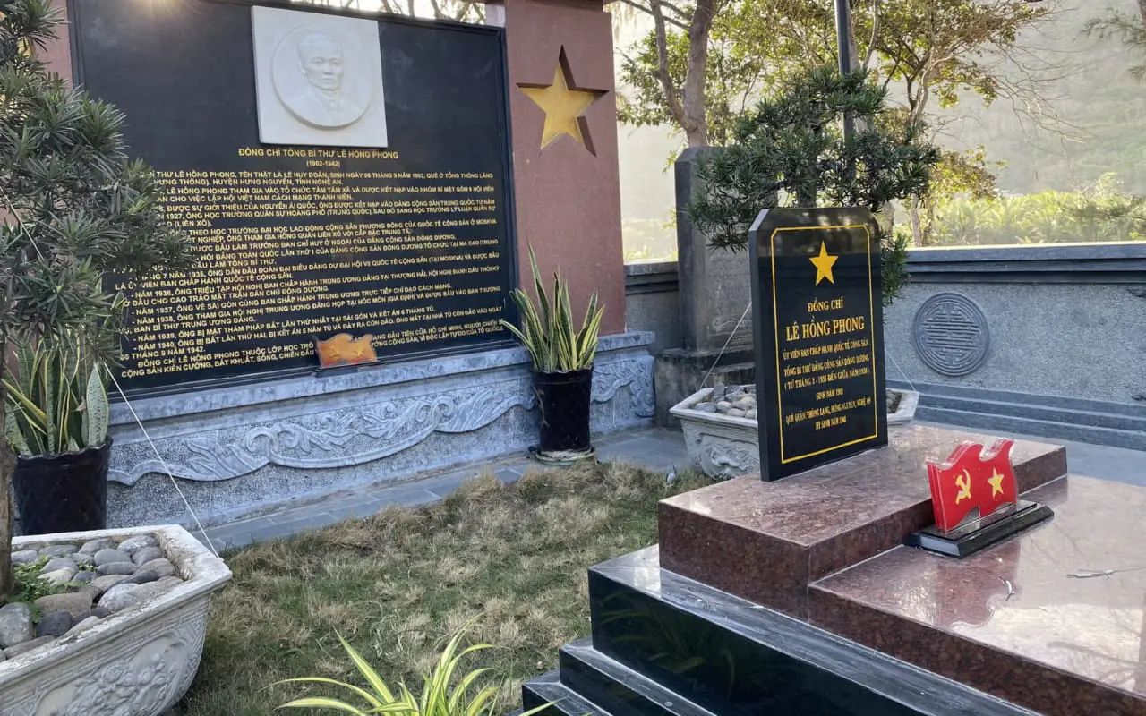 Viếng mộ Tổng bí thư Lê Hồng Phong - Lễ cô Sáu Côn Đảo