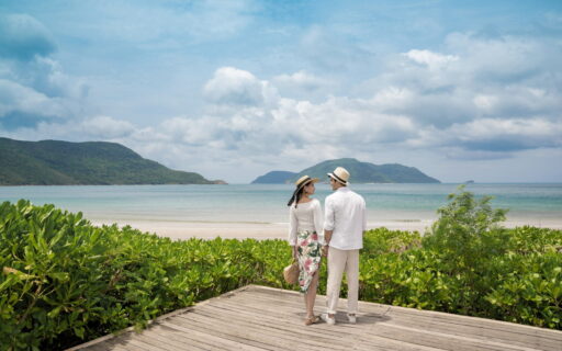 Cây cầu gỗ hướng ra biển đón hoàng hôn - Six Senses Côn Đảo