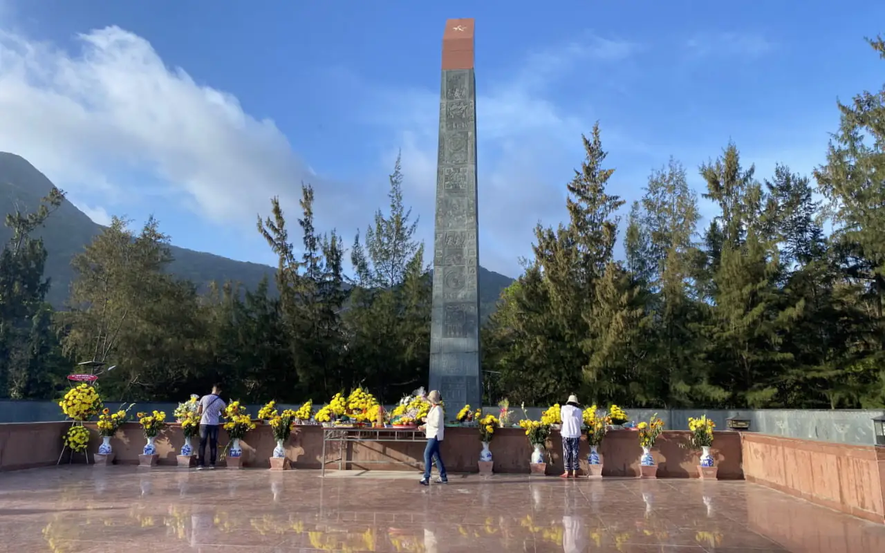 Dâng hương Đài tưởng niệm tại Nghĩa trang Hàng Dương