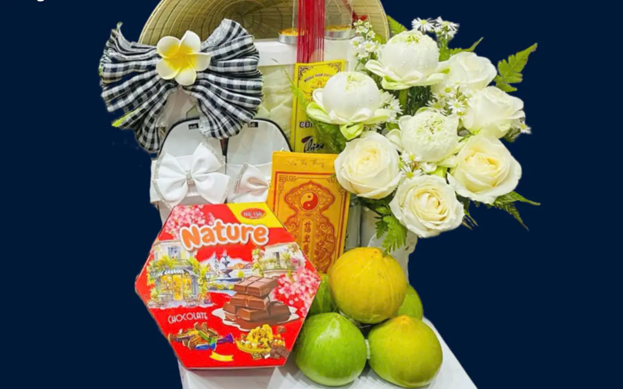 Hoa và trái cây dâng lên cô Võ Thị Sáu