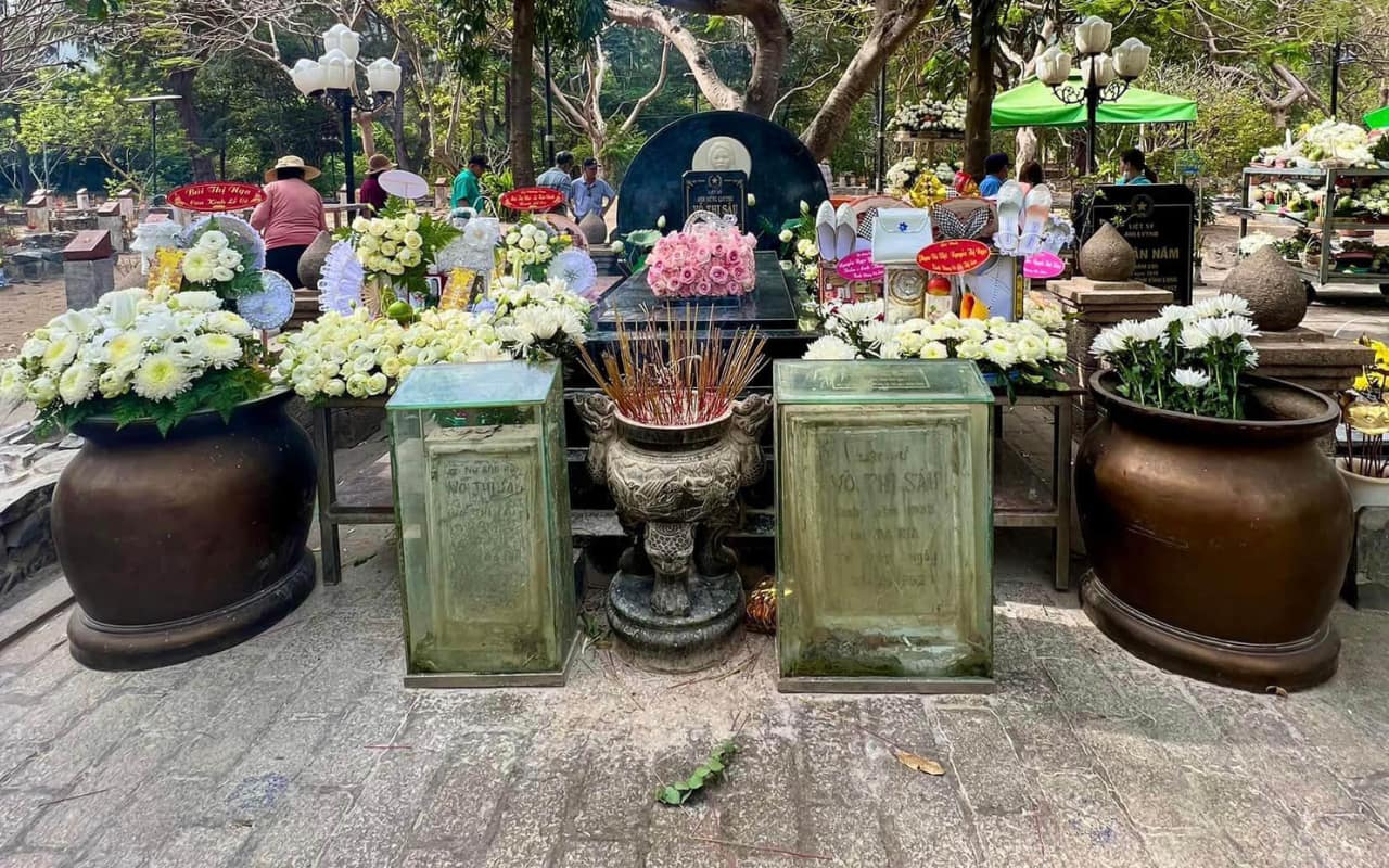 Thắp hương mộ cô Võ Thị Sáu Côn Đảo