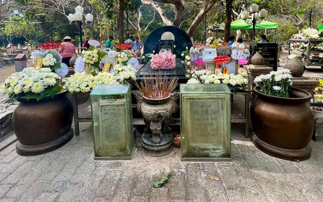 Thắp hương mộ cô Võ Thị Sáu Côn Đảo