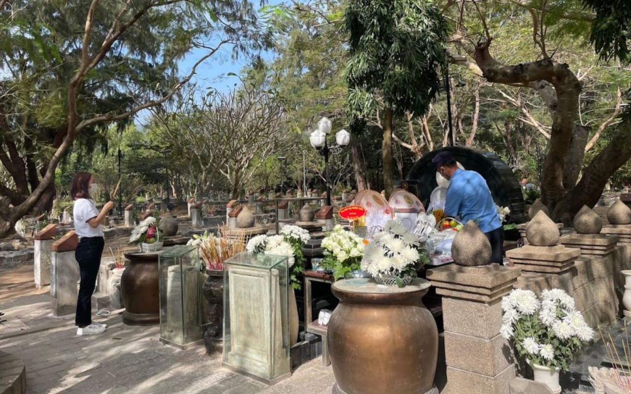 Thắp hương và cầu nguyện trước mộ cô Võ Thị Sáu