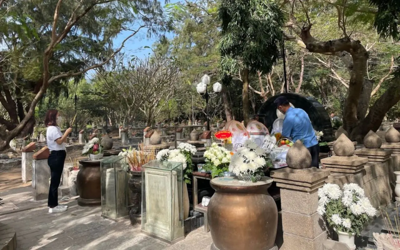 Thắp hương và cầu nguyện trước mộ cô Võ Thị Sáu