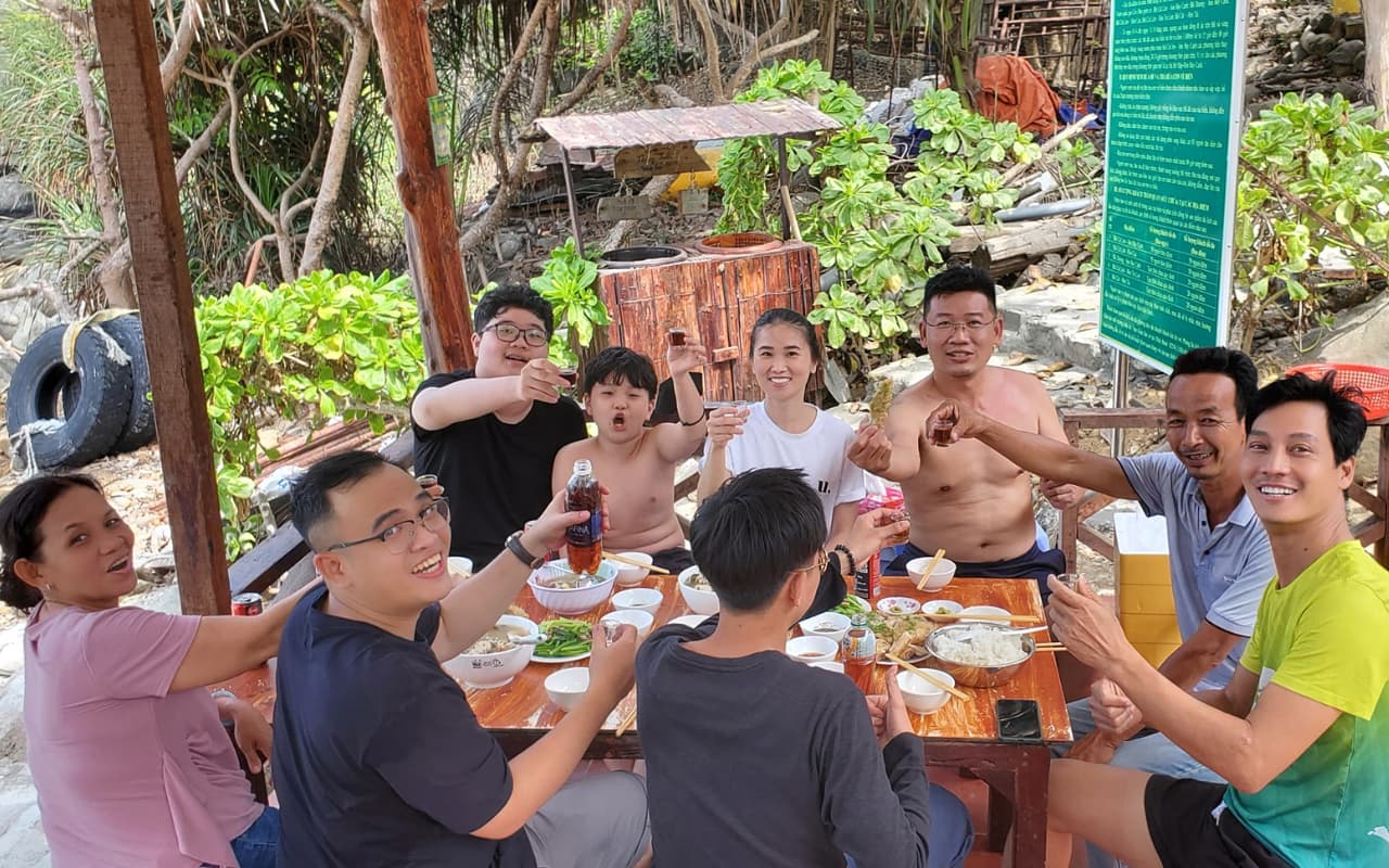 Tour Côn Đảo 1 ngày - Thưởng thức bữa trưa tại Trạm Kiểm Lâm 