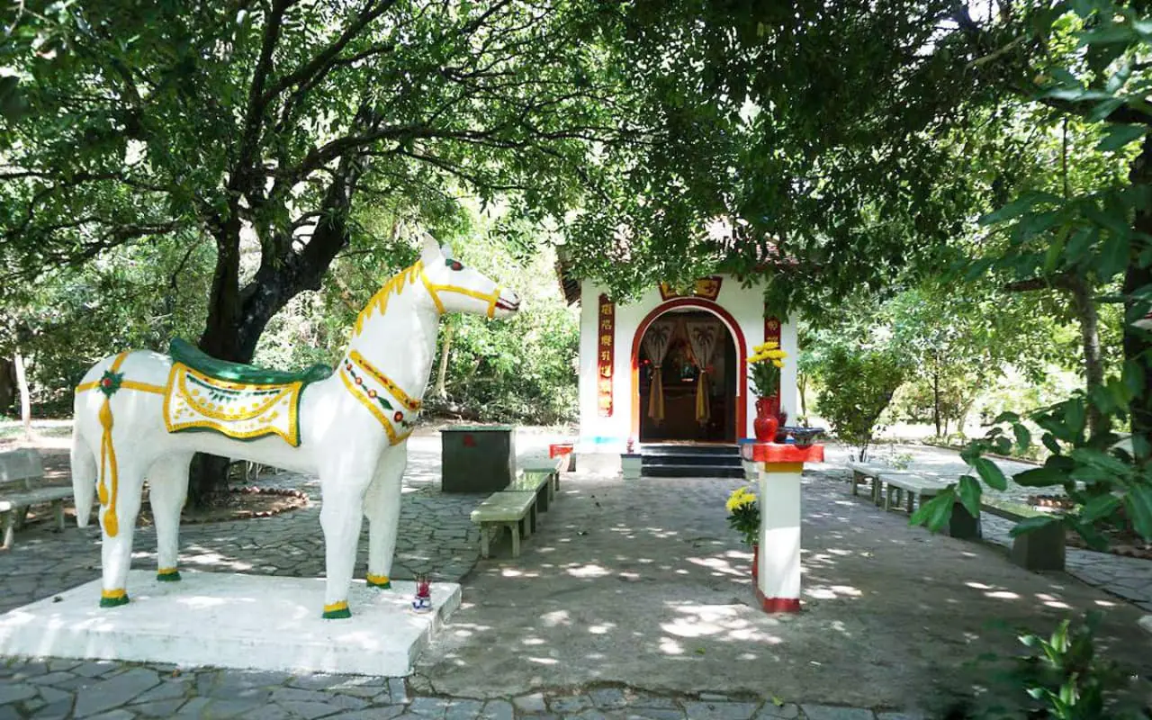 Tour Côn Đảo 3 ngày 2 đêm từ Cần Thơ - Miếu Hoàng Tử Cải