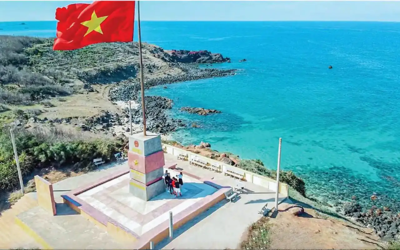 Tour Phú Quý 2 ngày 2 đêm - Cột cờ chủ quyền biển đảo