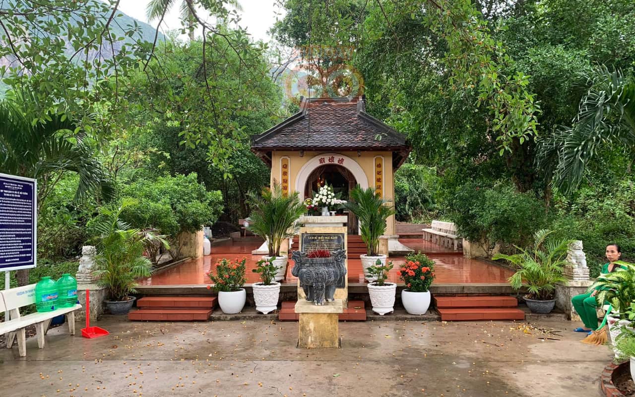 Viếng miếu Ngũ Hành - Côn Đảo