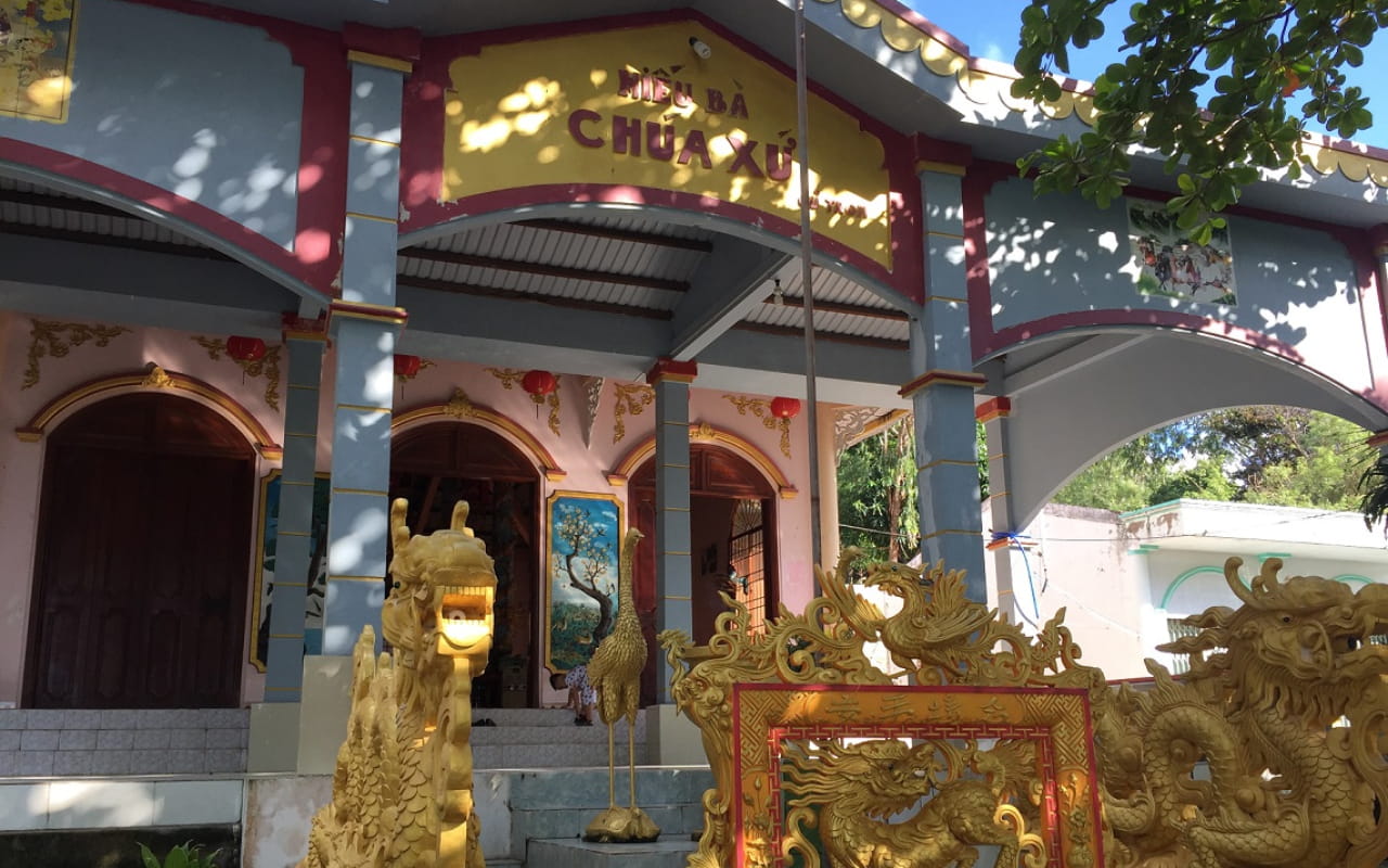 Tour đảo Hòn Sơn Nam Du 3 ngày 3 đêm từ Sài Gòn 15 Miếu bà Chúa Xứ