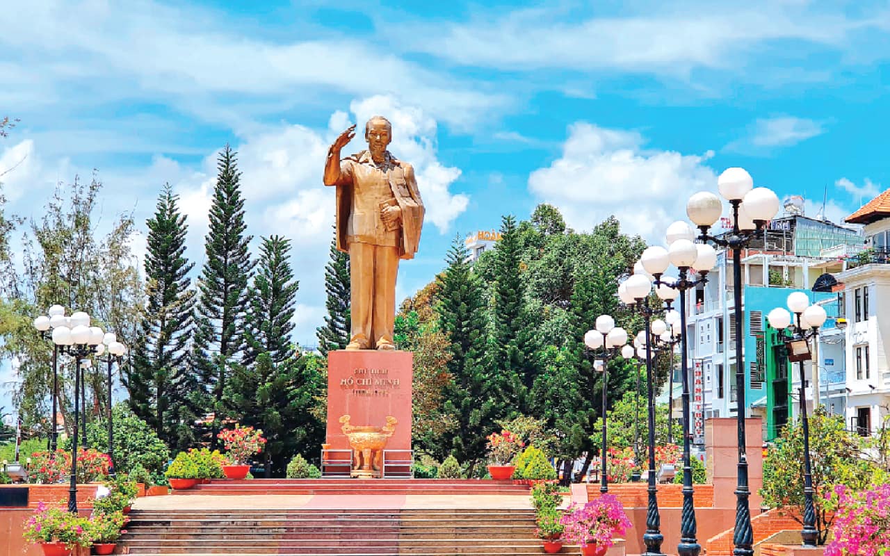 Tượng đài Chủ tịch Hồ Chí Minh - Bến Ninh Kiều Cần Thơ