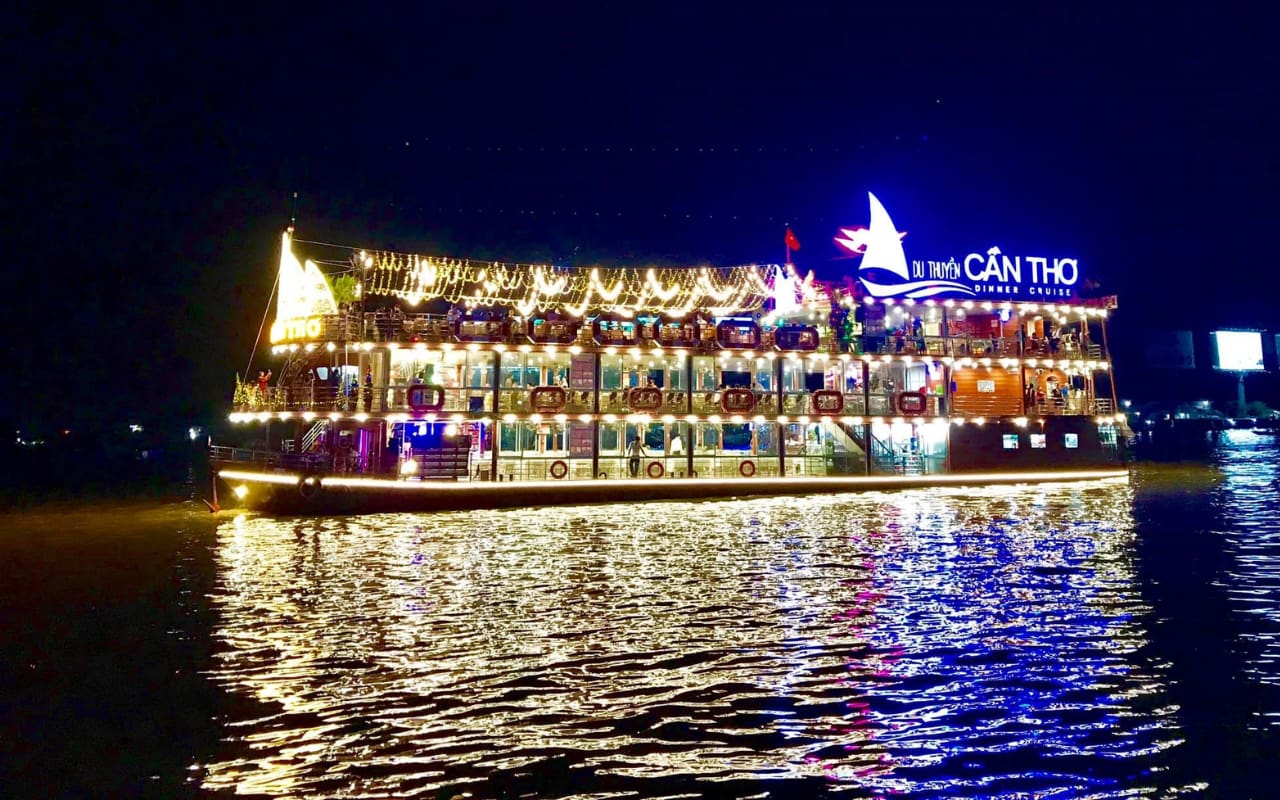 Du thuyền Bến Ninh Kiều Cần Thơ