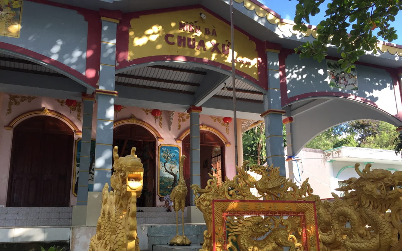 Tour Sài Gòn Nam Du 2 ngày 2 đêm trọn gói chỉ từ 2030k 15 Tour Sài Gòn Nam Du 2 ngày 2 đêm - Miếu Bà Chúa Xứ