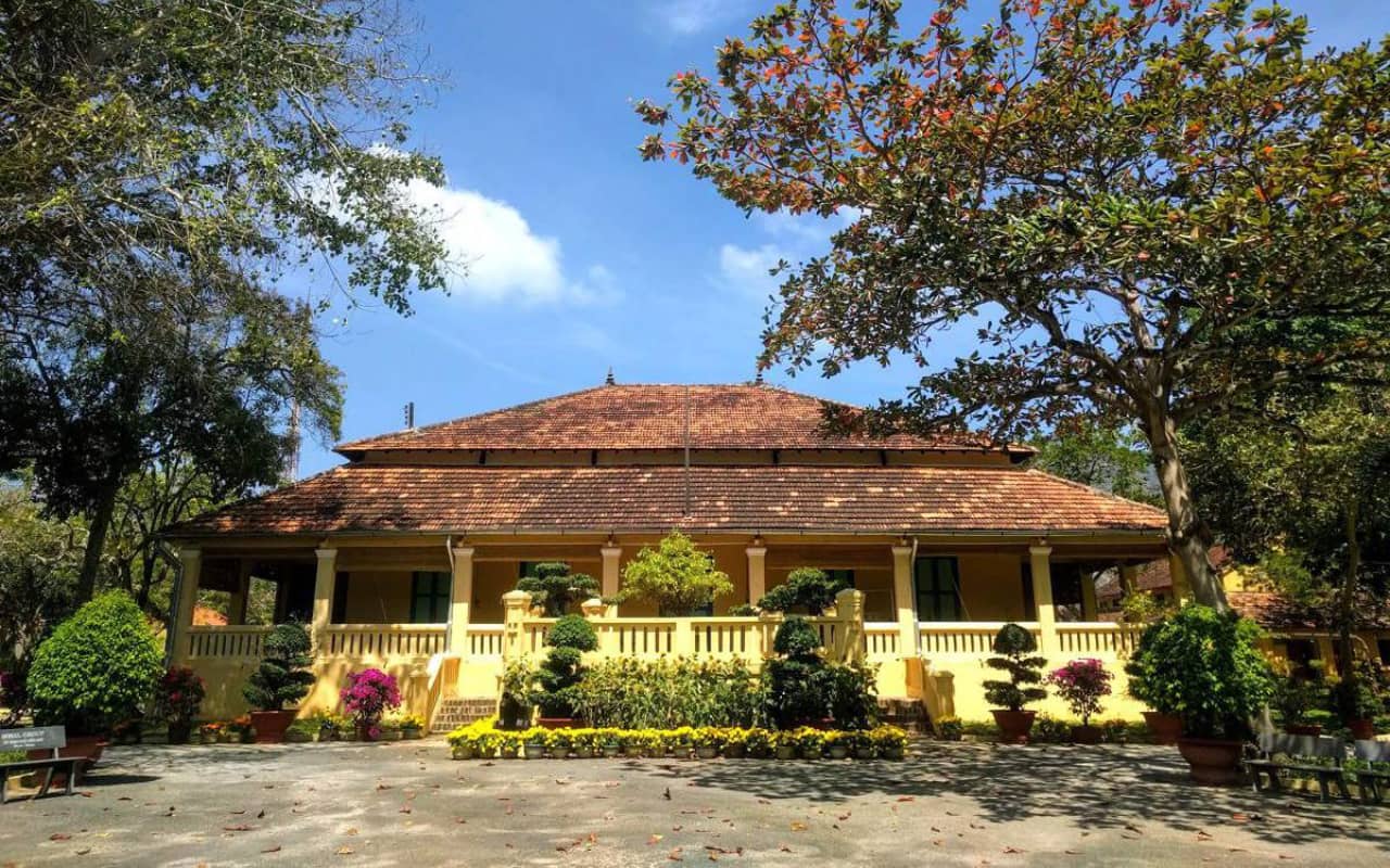 Tour Côn Đảo 3N2Đ - Tham quan Dinh Chúa Đảo