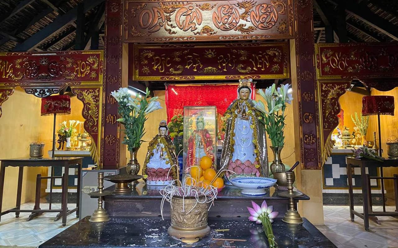 Viếng miếu bà Phi Yến