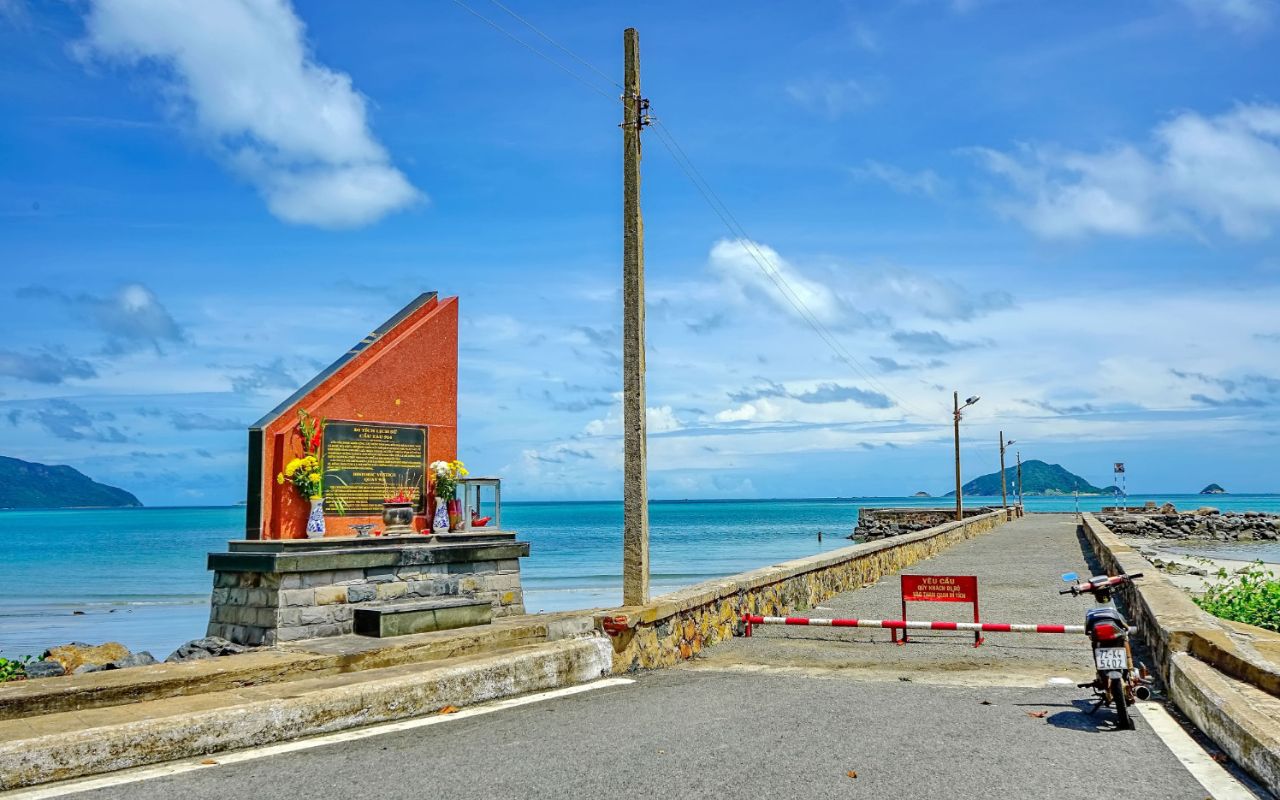 Nơi mọi người dâng hương tưởng niệm