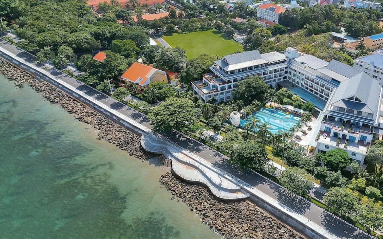 Khách sạn 4 sao Côn Đảo - Top 10 khách sạn tốt nhất 2026 2 Toàn cảnh khách sạn 4 sao Côn Đảo ven bờ biển