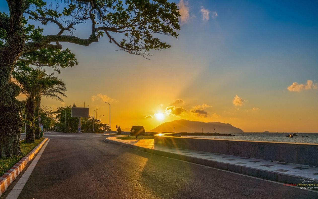 View ngắm bình minh ở cầu tàu