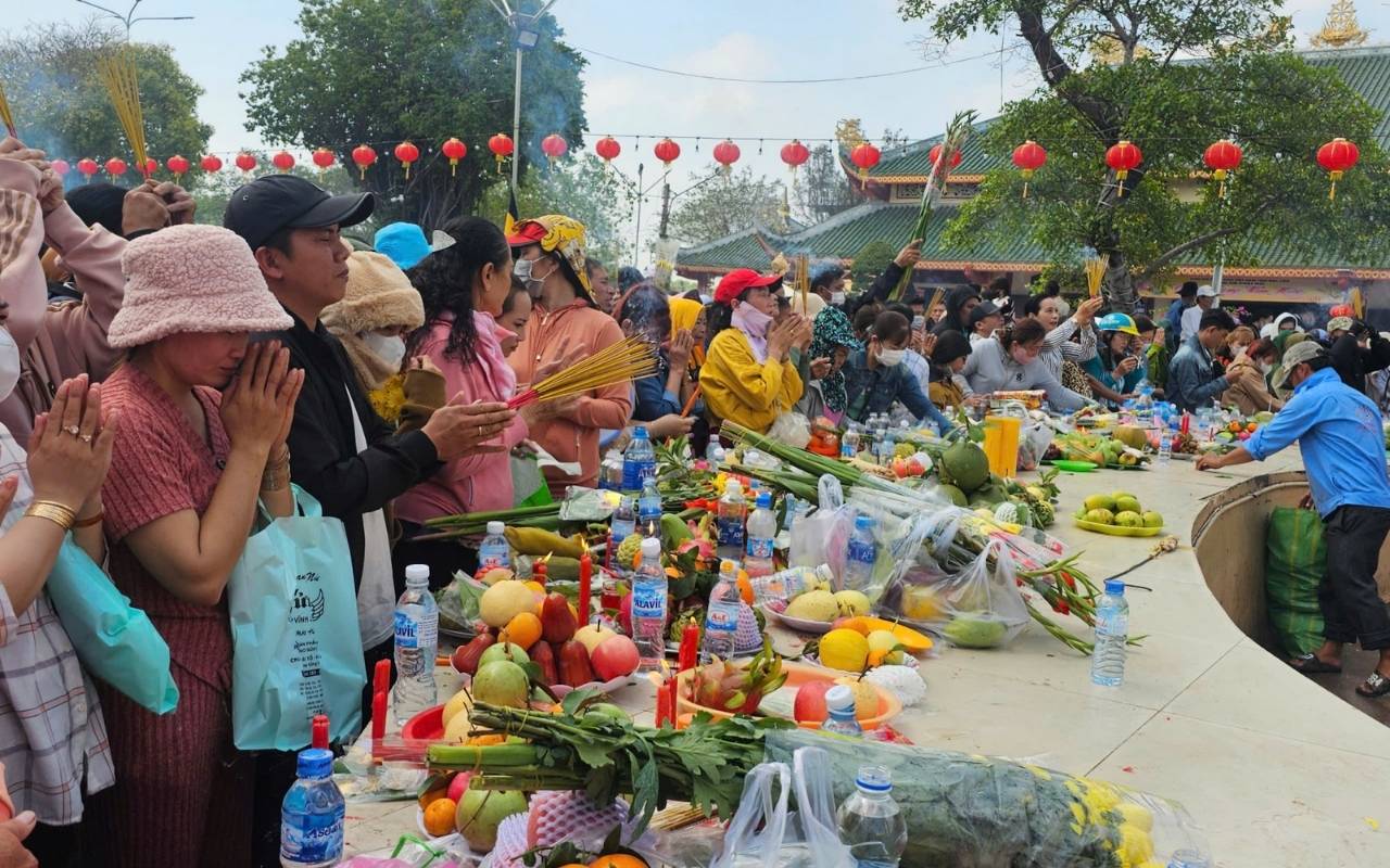 Du khách nên chuẩn bị trang phục lịch sự, kín đáo