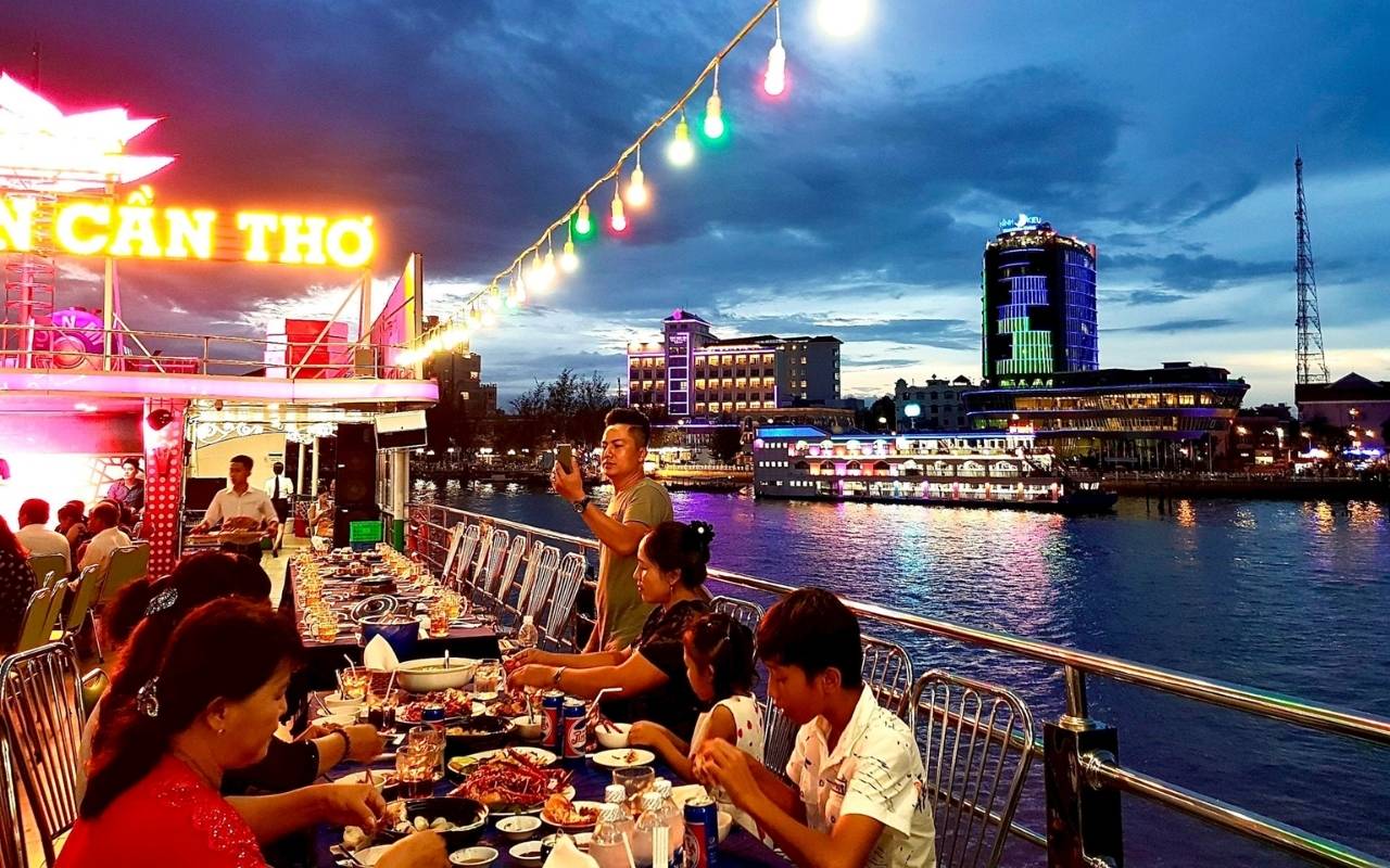 Trải nghiệm ăn tối trên nhà hàng du thuyền Cần Thơ