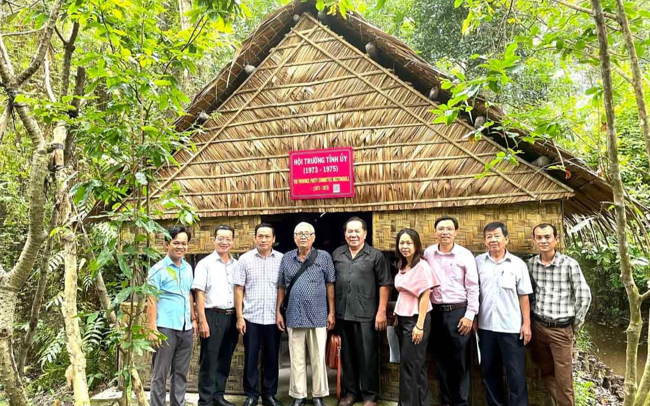 Ảnh khách tham quan các công sự bí mật