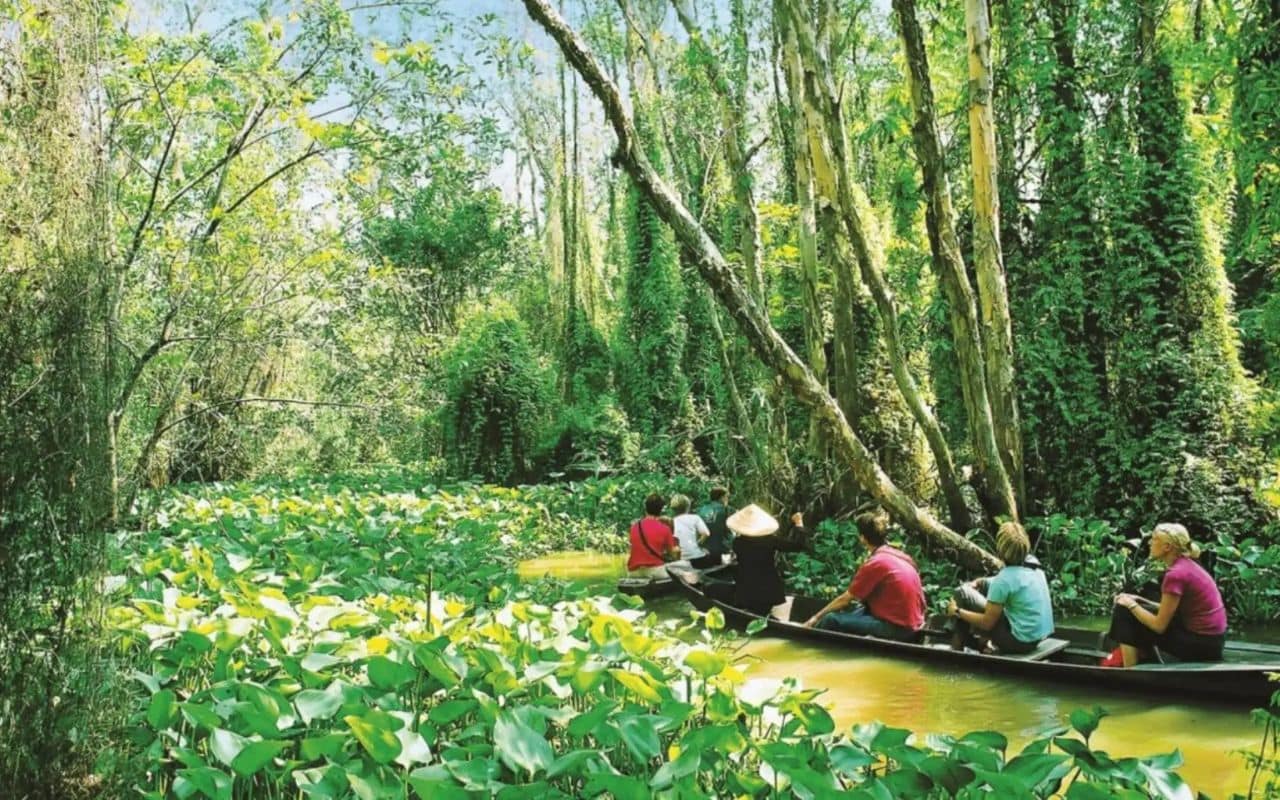 Ảnh khách tham quan khu du lịch sinh thái Gáo Giồng