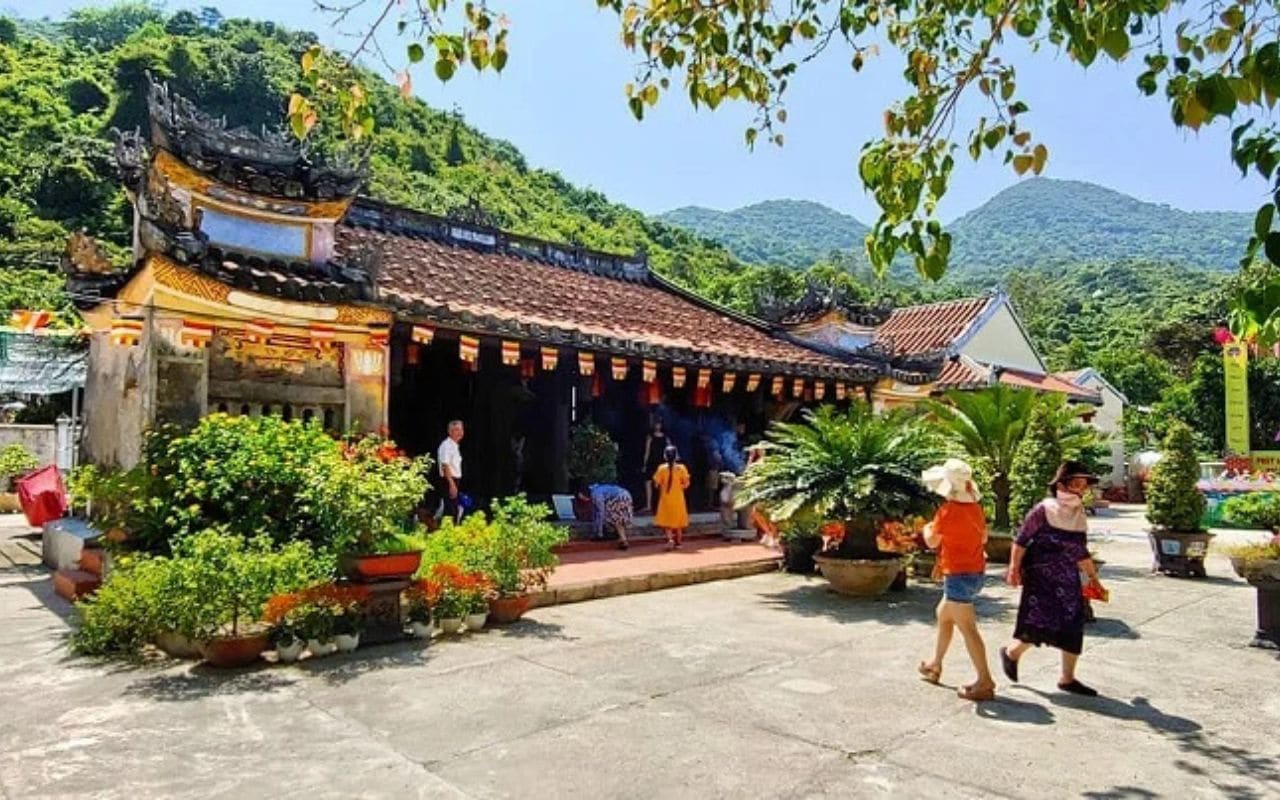 Ảnh khách viếng thăm chùa Hải Tạng