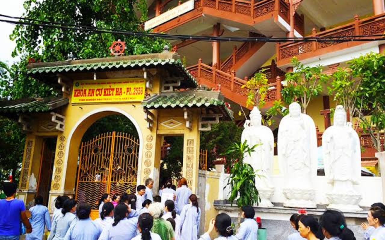 Ảnh nhiều phật tử đến chùa cúng bái
