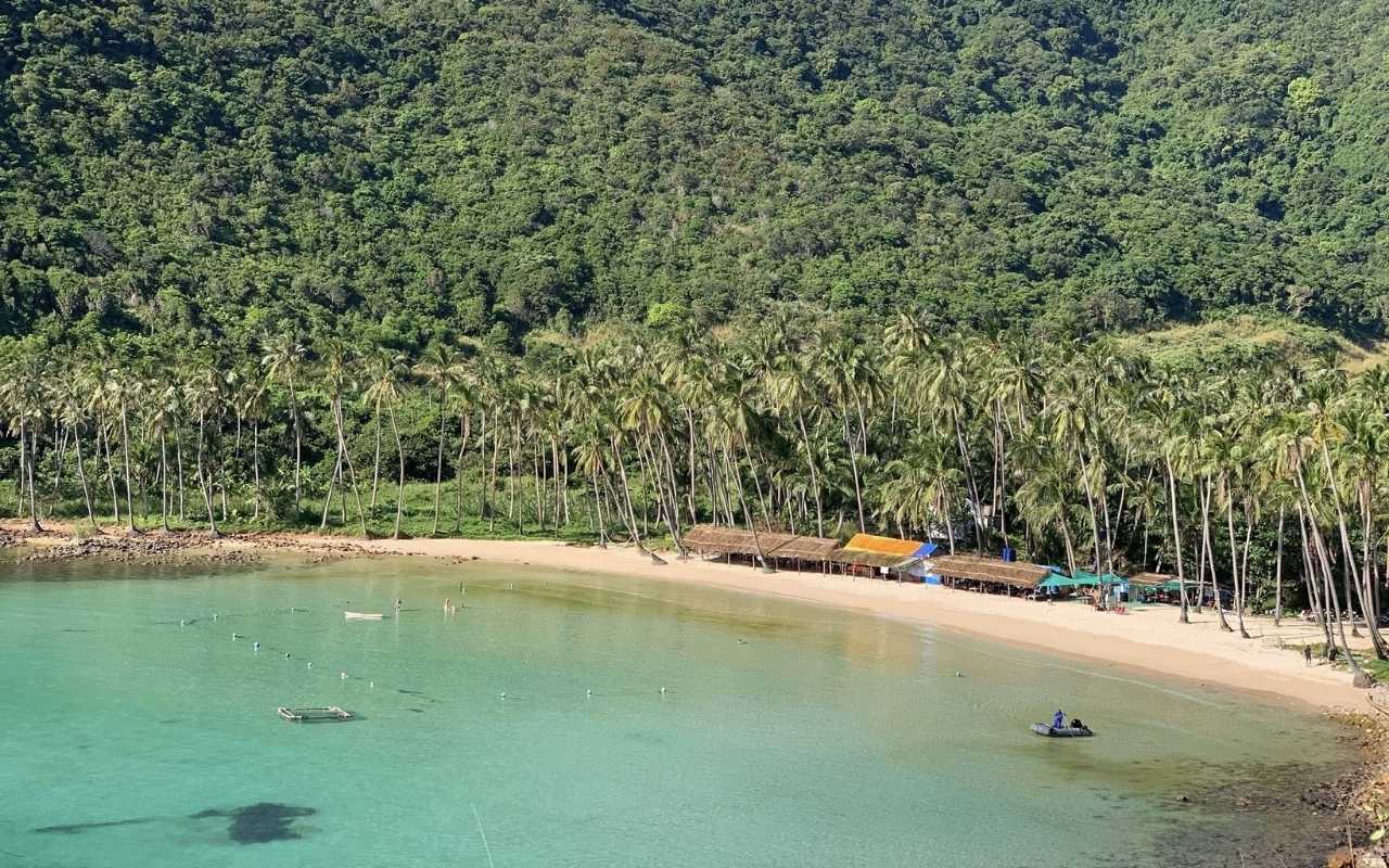 Đảo Nam Du - Kinh nghiệm du lịch chi tiết từ A-Z (2026) 7 Bãi Cây Mến trên Hòn Lớn có vẻ đẹp hoang sơ