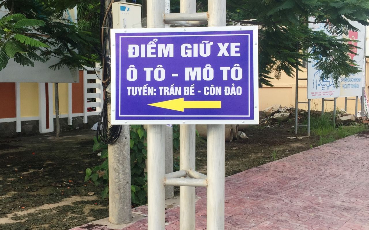 Tại khu vực bến tàu có bãi đỗ xe rộng rãi