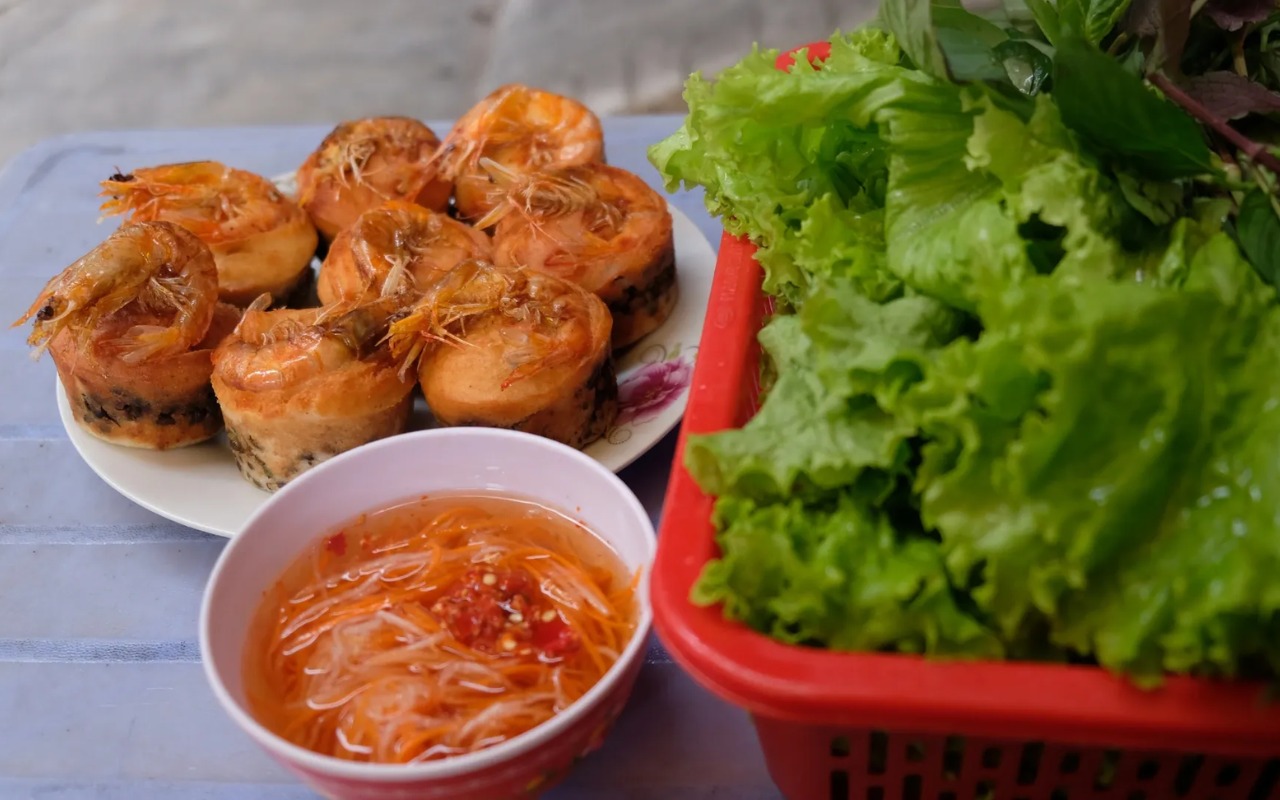 Bánh được đổ trong những chiếc khuôn hình ống