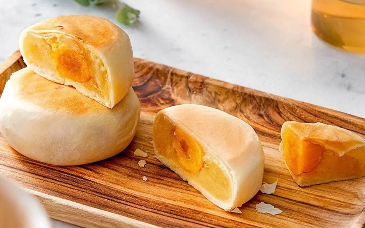 Bánh pía Vũng Thơm là đặc sản Sóc Trăng được du khách mua làm quà