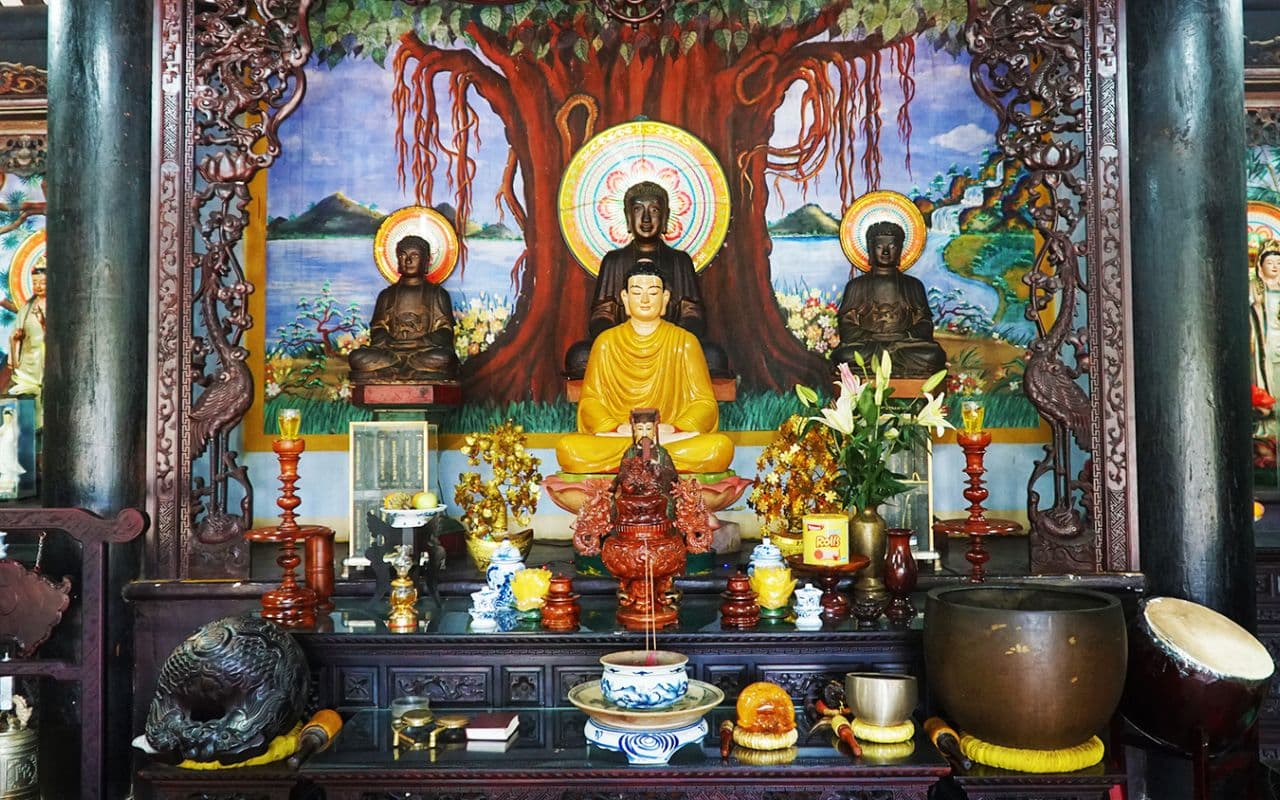 Bên trong chính điện của chùa