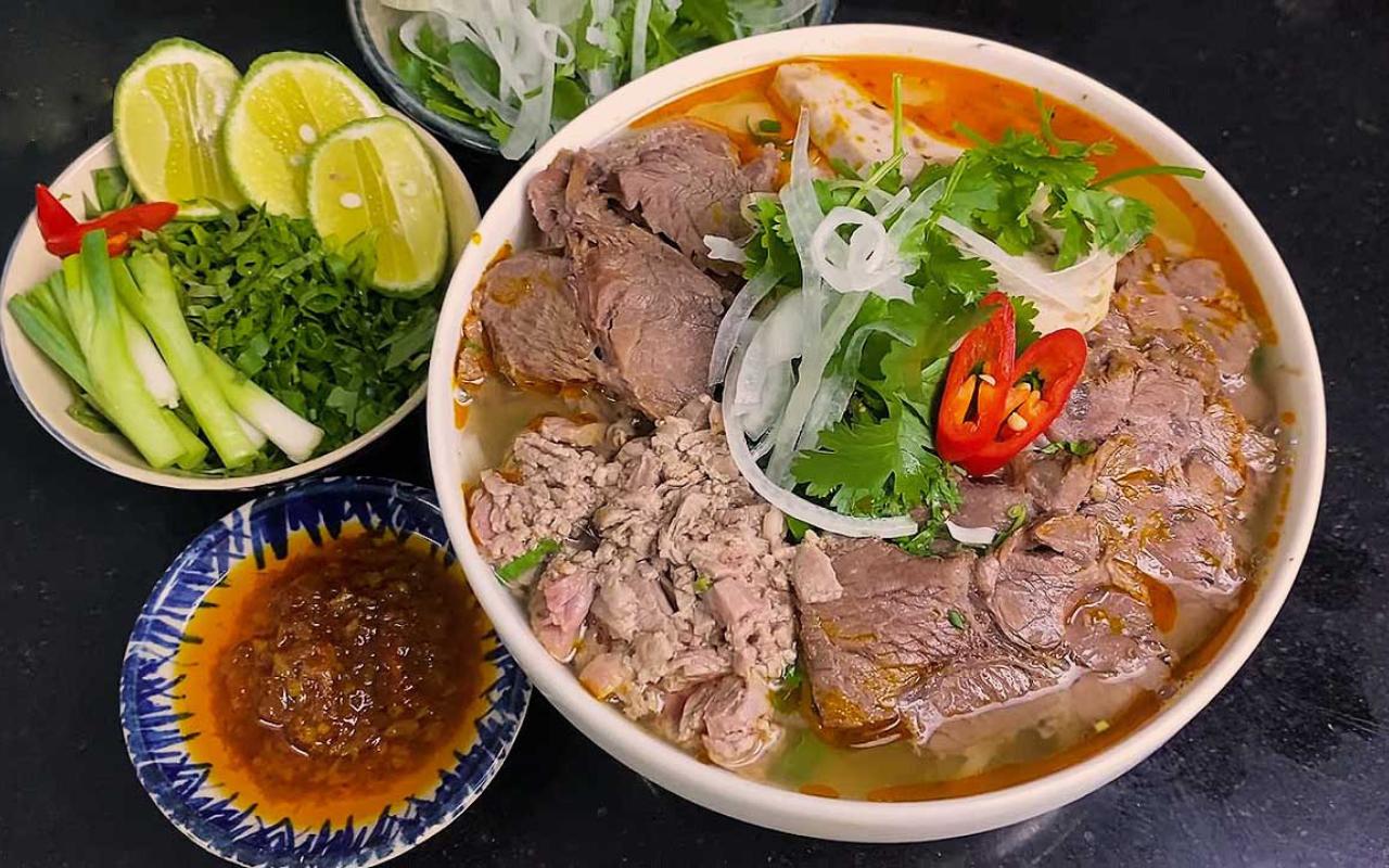 Du lịch Huế - Khám phá di sản & tinh hoa ẩm thực từ A-Z 2026 15 Bún bò Huế - Đặc sản ở Huế