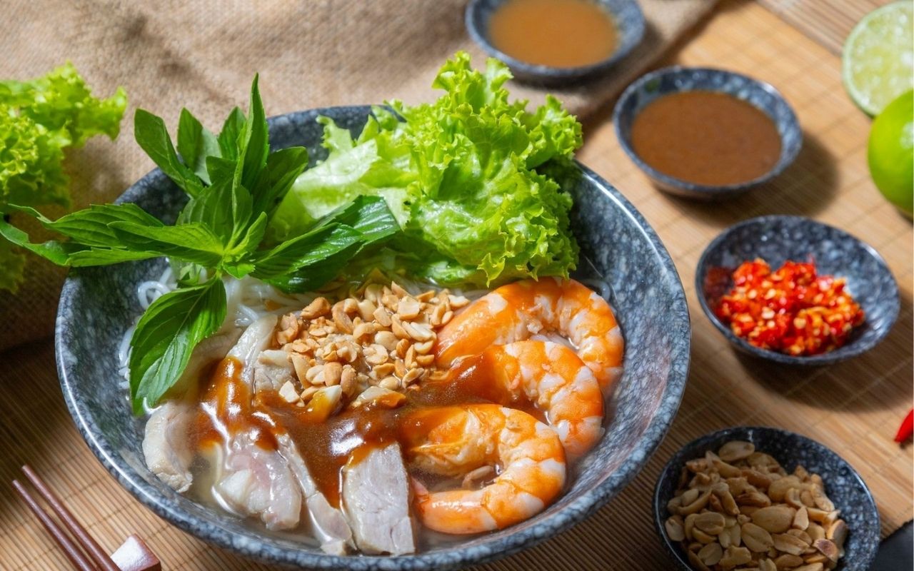 Bún gỏi dà là một biến tấu dạng nước của món gỏi cuốn