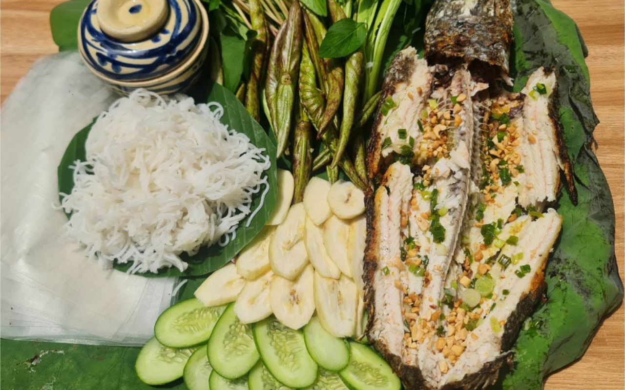 Cá lóc nướng trui cuốn lá sen non tại nhà hàng Xẻo Quýt