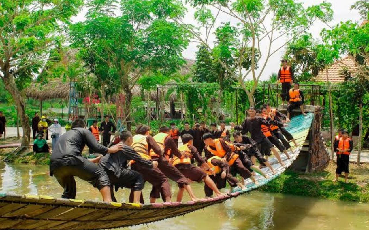 Làng du lịch Mỹ Khánh: Giá vé & Kinh nghiệm vui chơi (2026) 7 Các trò chơi dân gian dưới nước