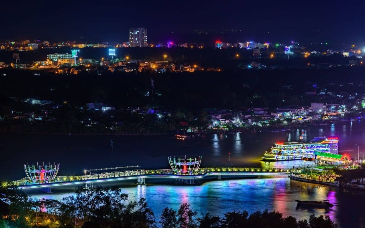 Cầu đi bộ Ninh Kiều Cần Thơ - Check-in "cầu tình yêu" lãng mạn 6 cầu đi bộ Ninh Kiều lung linh về đêm
