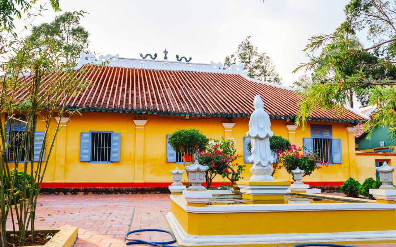 Chùa Nam Nhã Cần Thơ - Nét đẹp giao thoa Á Đông & Tây Âu 7 Chùa Nam Nhã Cần Thơ với khuôn viên xanh mát