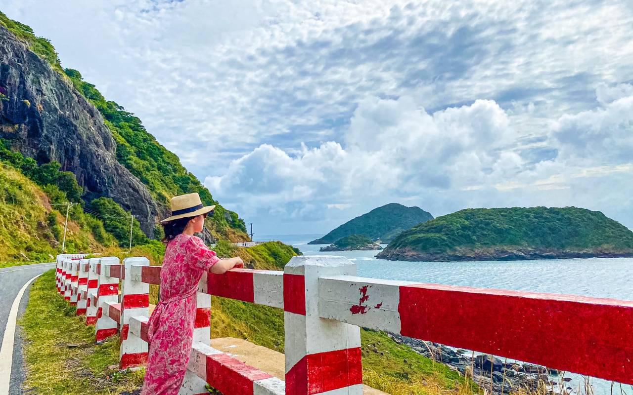 Chụp ảnh bên cung đường đến Mũi Cá Mập Côn Đảo