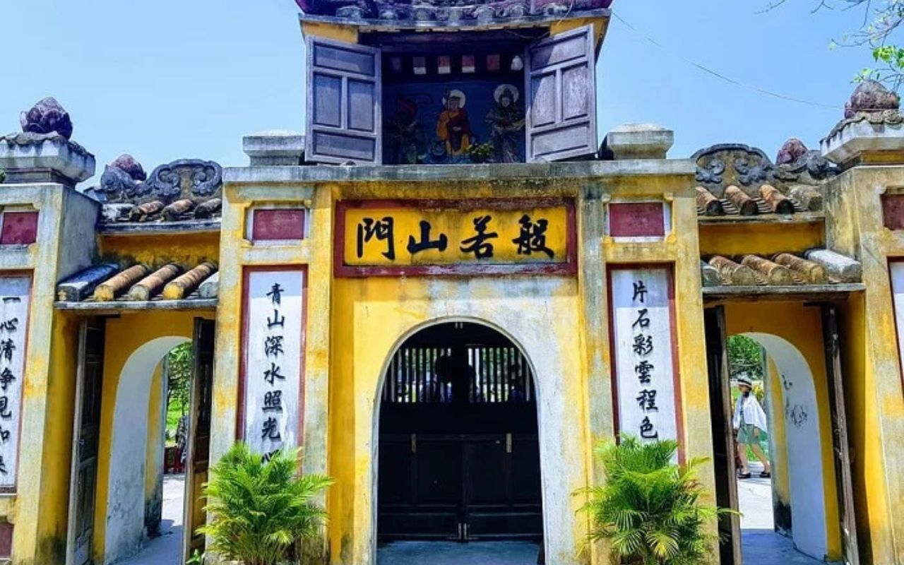 Cổng tam quan của chùa Hải Tạng