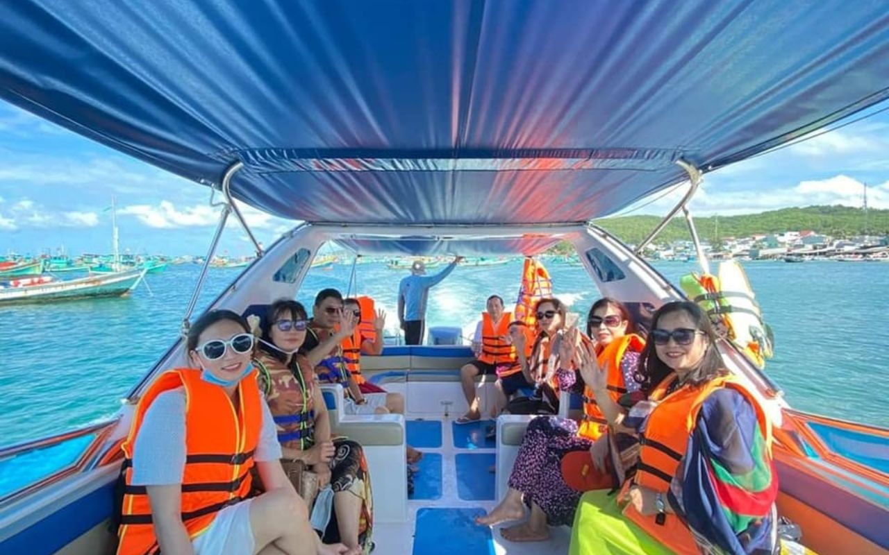 Đi tour đảo bằng Cano