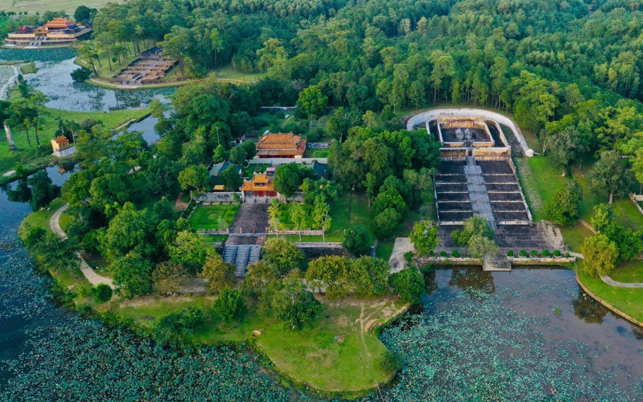 Du lịch Huế - Khám phá di sản & tinh hoa ẩm thực từ A-Z 2026 5 Toàn cảnh lăng Gia Long