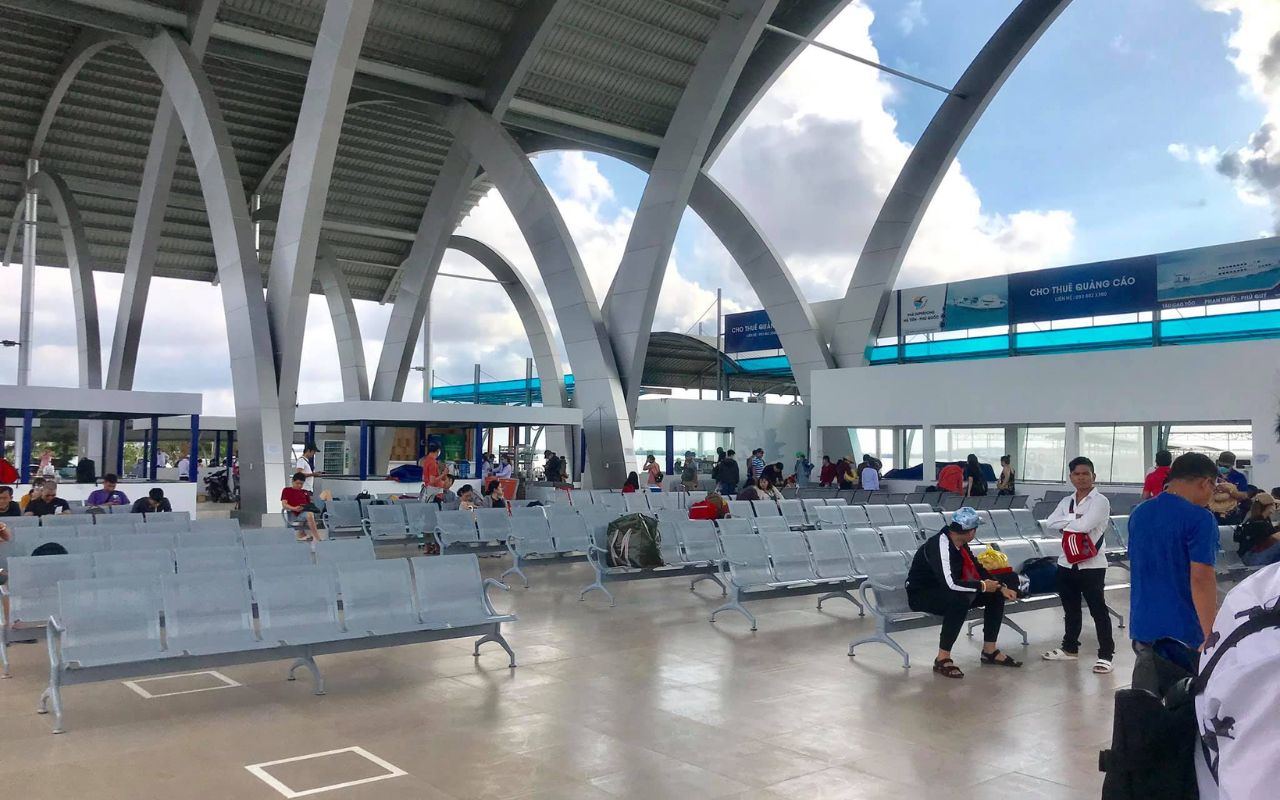 Khu vực xung quanh bến cảng Trần Đề ở Sóc Trăng rất nhộn nhịp