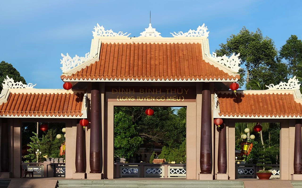Đình Bình Thủy Cần Thơ - Kiệt tác kiến trúc hơn 100 năm tuổi (2026) 4 Đình Bình Thủy còn được gọi là Long Tuyền cổ miếu