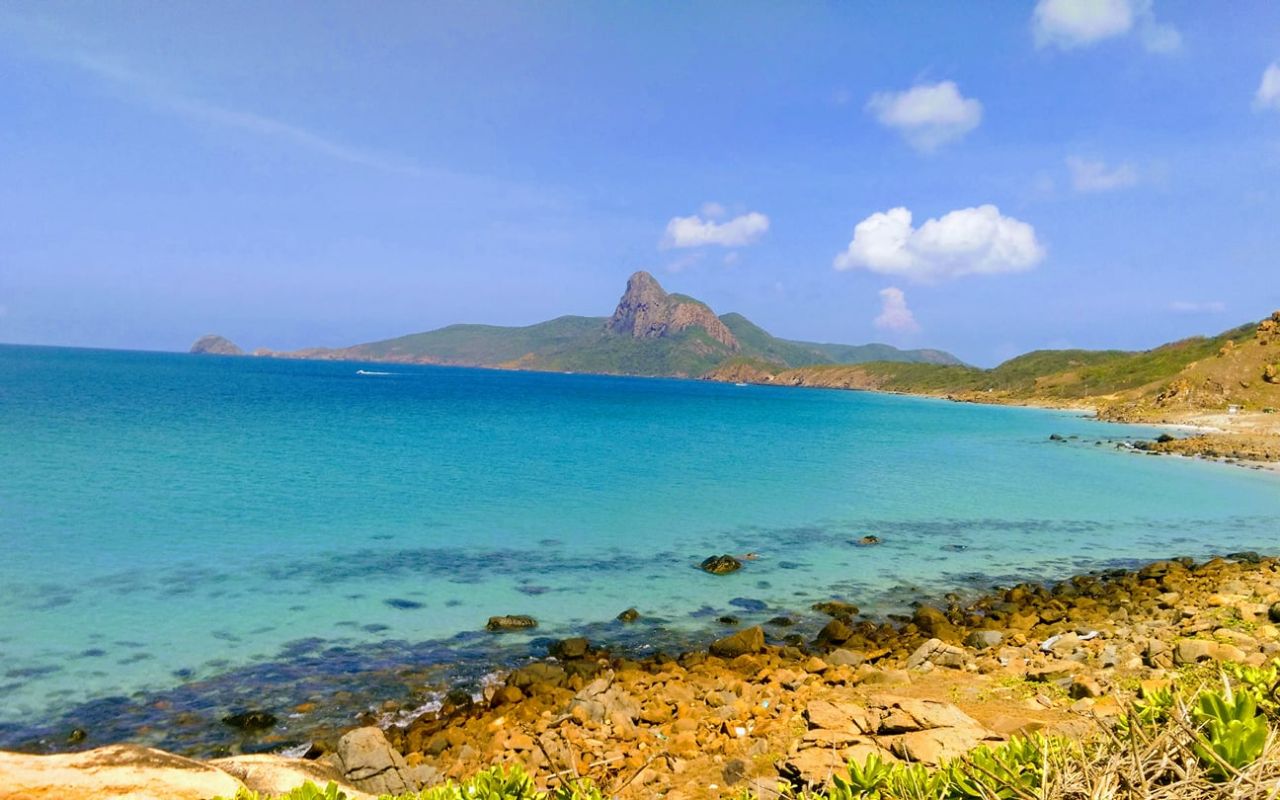 Đỉnh Tình Yêu Côn Đảo - Điểm ngắm hoàng hôn lãng mạn 4 Đỉnh tình yêu Côn Đảo có hình dáng cặp đôi yêu nhau