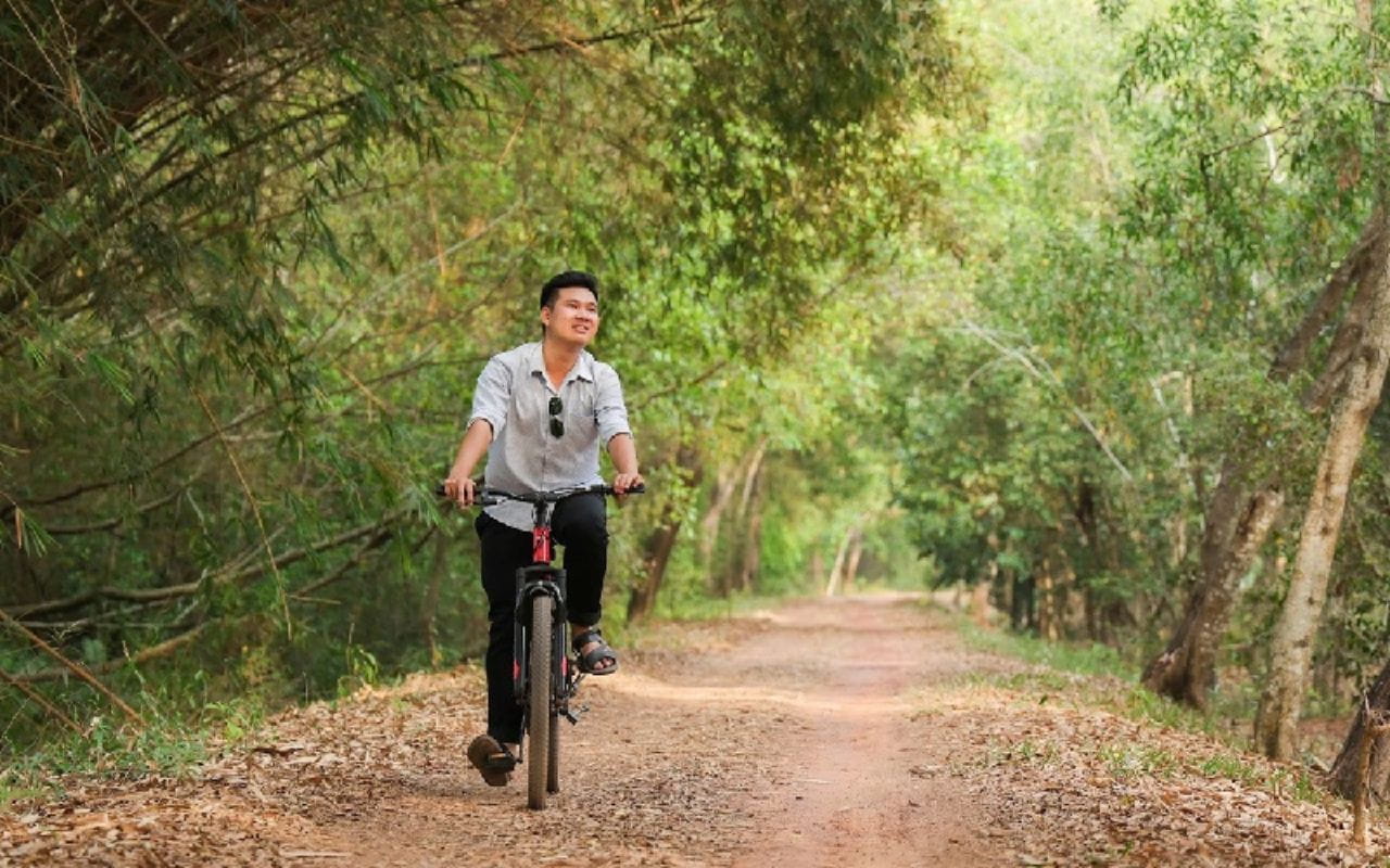Du khách có thể thuê xe đạp để dạo quanh khu di tích