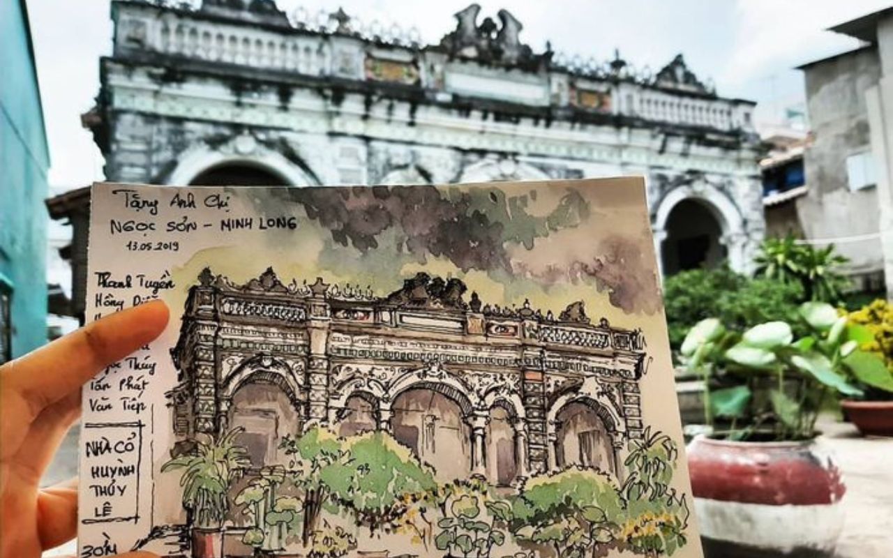 Du khách tham quan nhà cổ Huỳnh Thủy Lệ