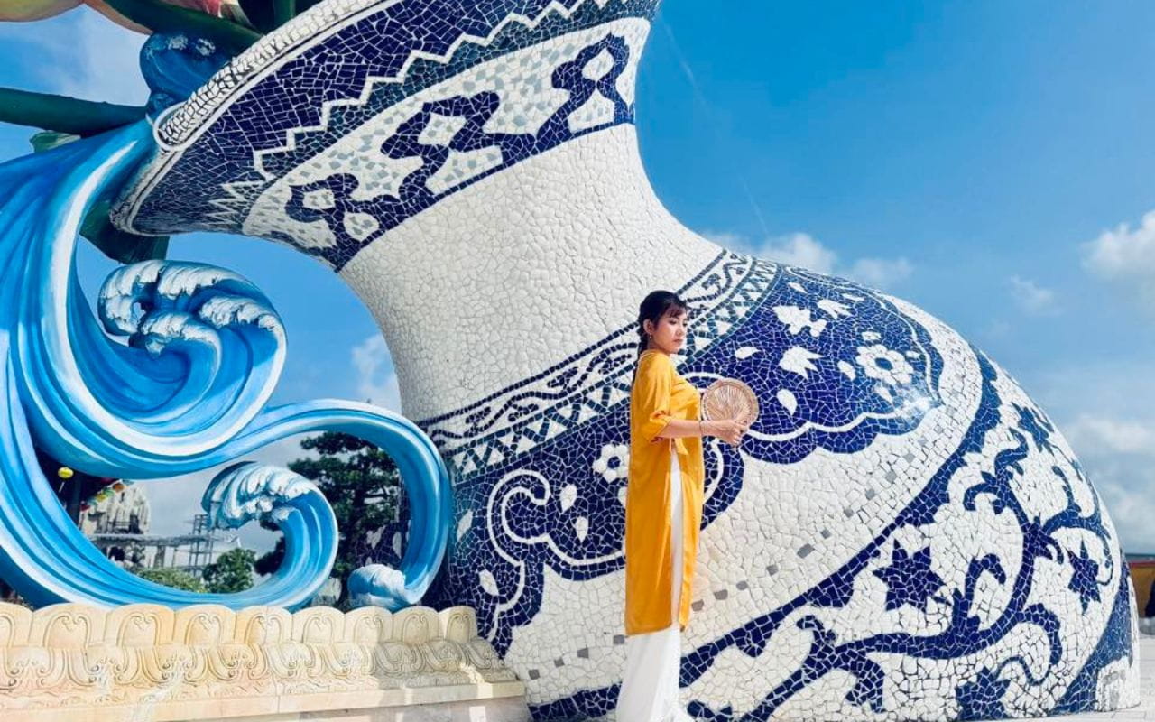 Du khách tham quan và check in tại Tân Huê Viên