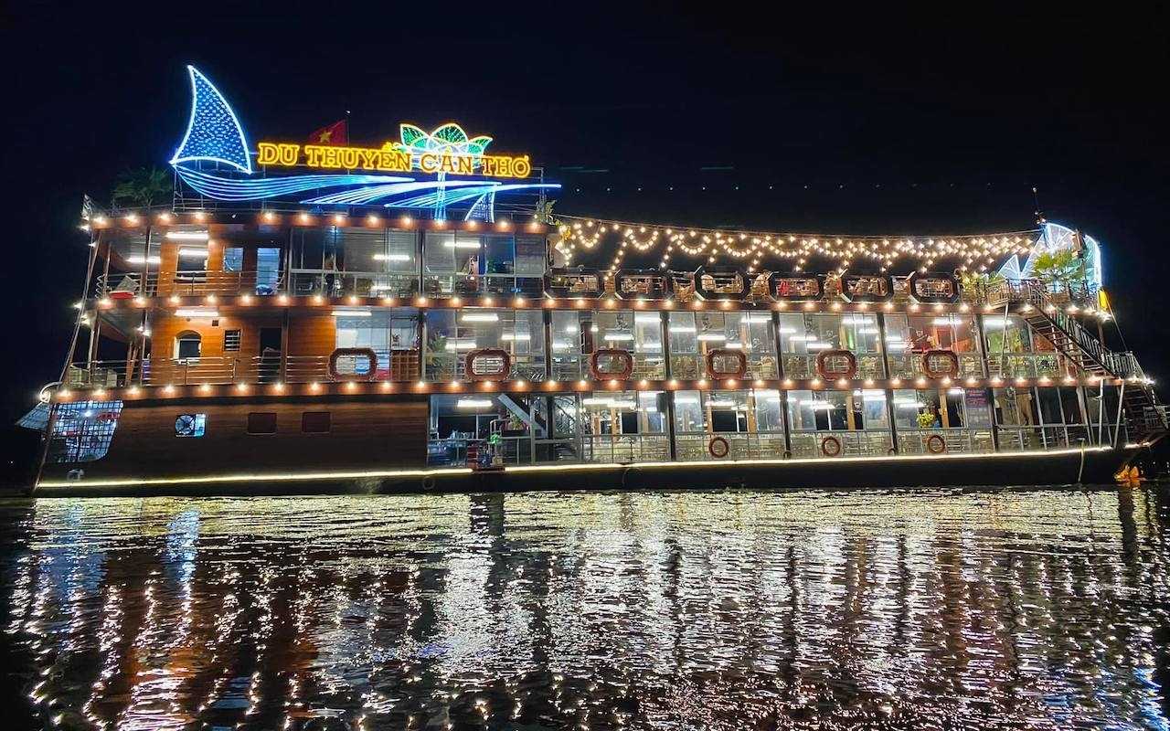 Thời gian đón khách thường từ 18h30 đến 19h30