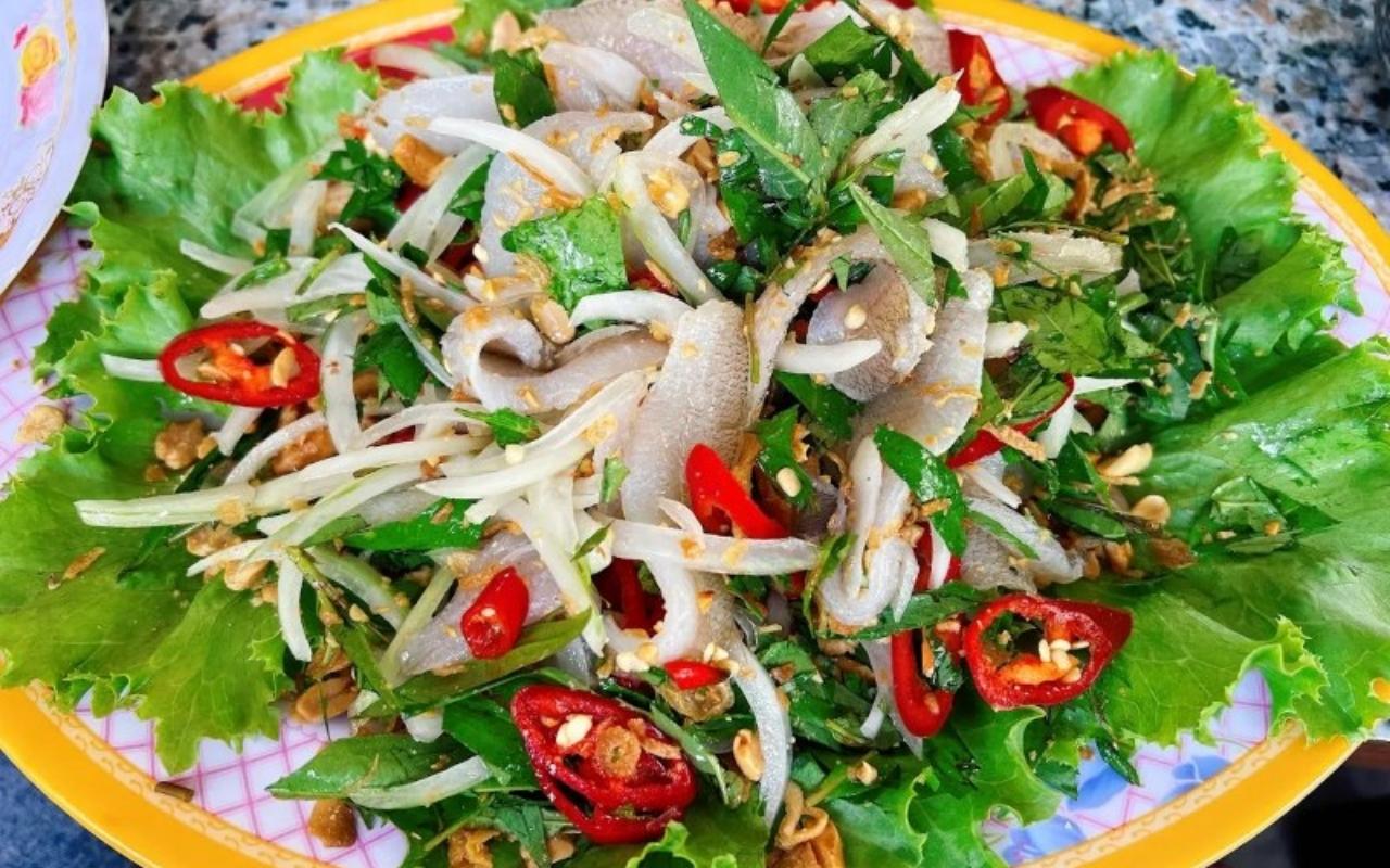 Đặc sản Vũng Tàu có gì? Top 15 món ngon & làm quà 2026 6 Gỏi cá mai mang hương vị đậm đà từ biển cả